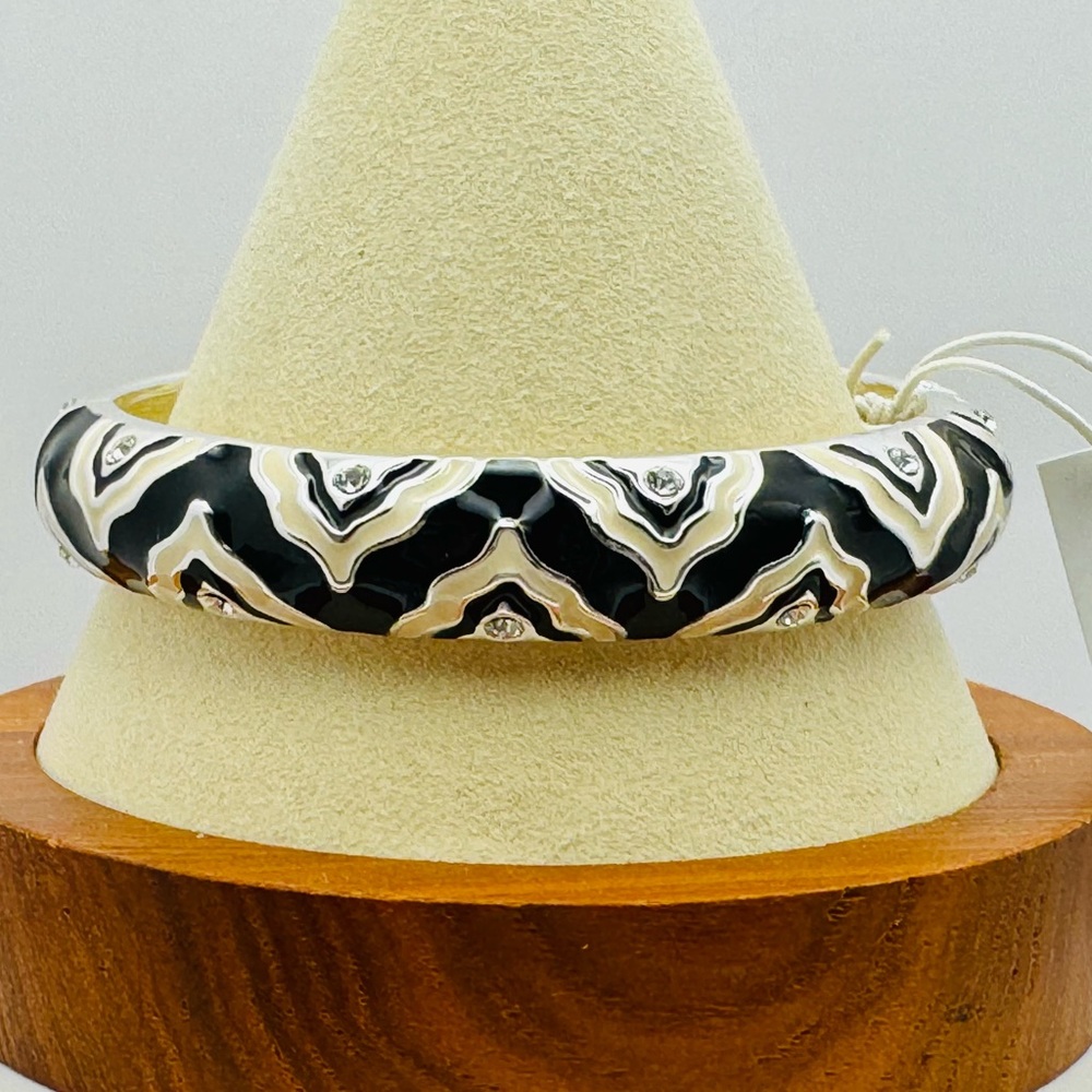 Vera Bradley Black/Cream Arabesque Hinged Bangle Bracelet NWT Silver Tone